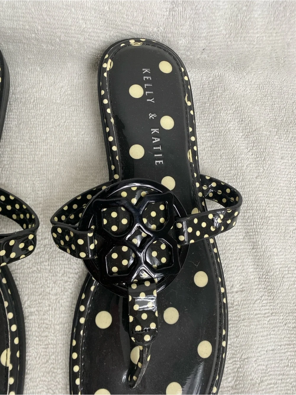 Kelly & Katie Women's Black Cream Polka Dot Faux Patent Leather Sandal Size 9.5 - Picture 8 of 12